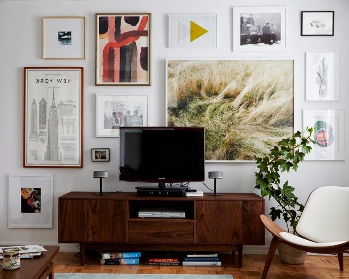 ahşap koltuk sandalye duvar çerçeveleri soyut sanat posteri dekorasyon fikirleri tv dolabı koyu ahşap yeşil bitki