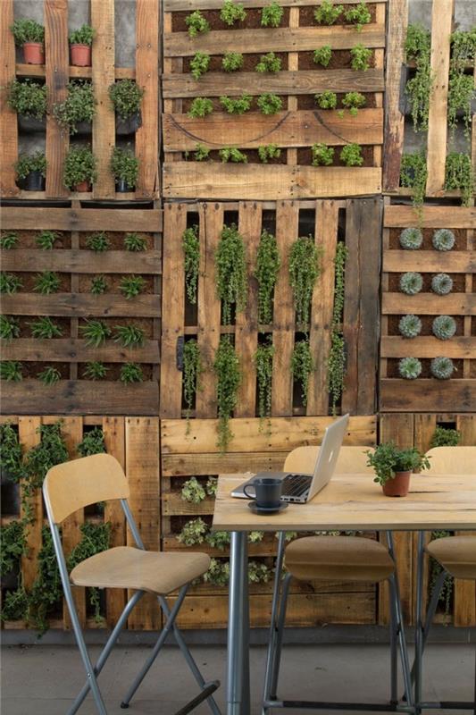 ideja o zeleni steni, ki jo je enostavno doseči z reciklirano leseno paleto, zamisel, kaj storiti s paleto, dekor v slogu jungalow