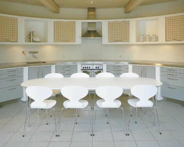 mravlji stol-beli-stoli-okoli-ovalne mize