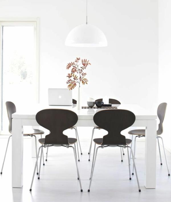 mravlji stol-črni-stoli-in-bela-miza