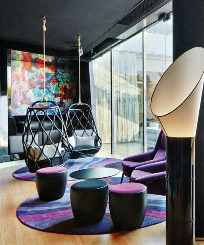 viseči stol za jajca, dva viseča stola v ultra moderni dnevni sobi z abstraktno sliko