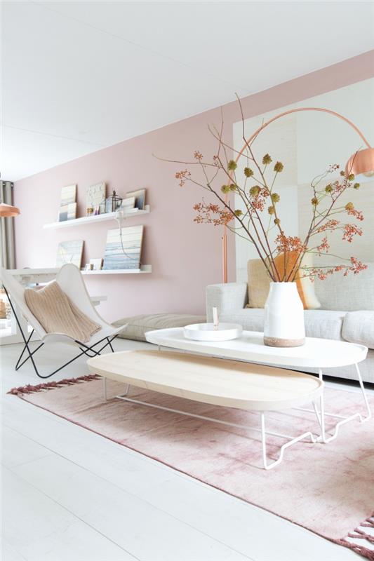 svetainė su lubomis ir baltu parketu su šviesiai rožiniais dažais ant sienų, baltais baldais ir mediena ant miltelių rožinio kilimo su pakraščiais