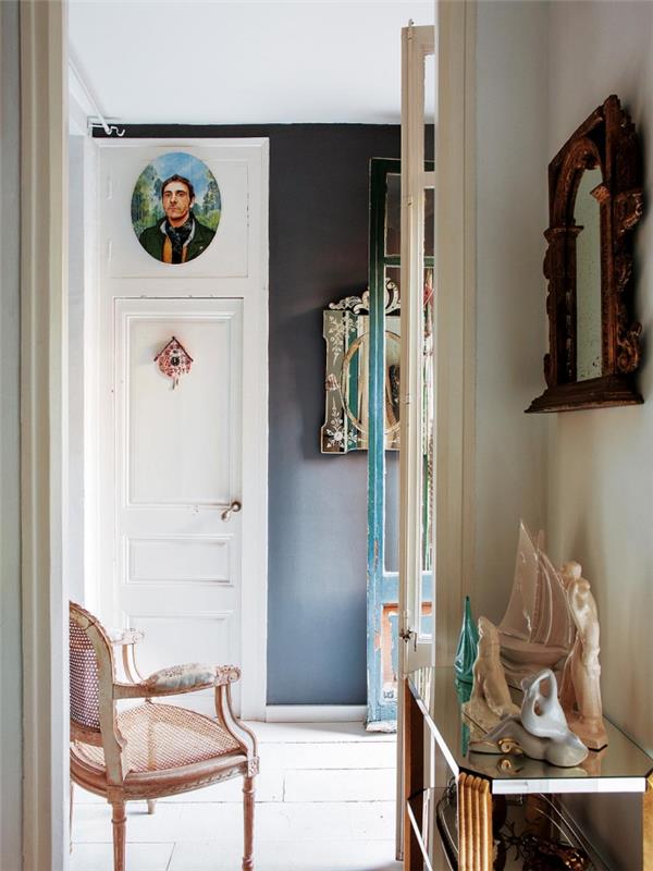 beyaz ve gri koridor boyama örneği, vintage retro tarzı mobilyalar ve soluk pembe ve altın renginde eski püskü şık