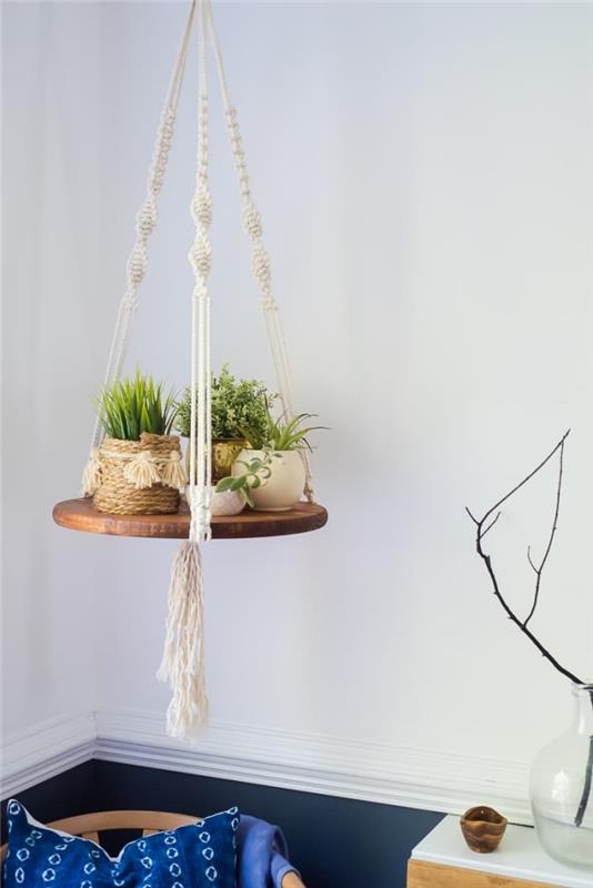 primer suspenzije rastlin iz makrameja in lesa z resicami in zvitimi vrvmi, dekoracija dnevne sobe v boemskem stilu