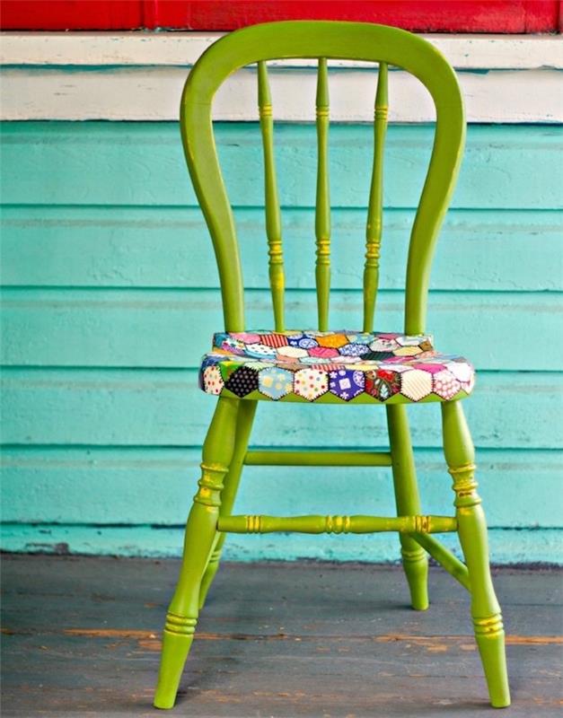 primer stola, preoblikovanega z zeleno barvo, in pisanega sedeža z različnimi vzorci, slikarska ideja za pohištvo