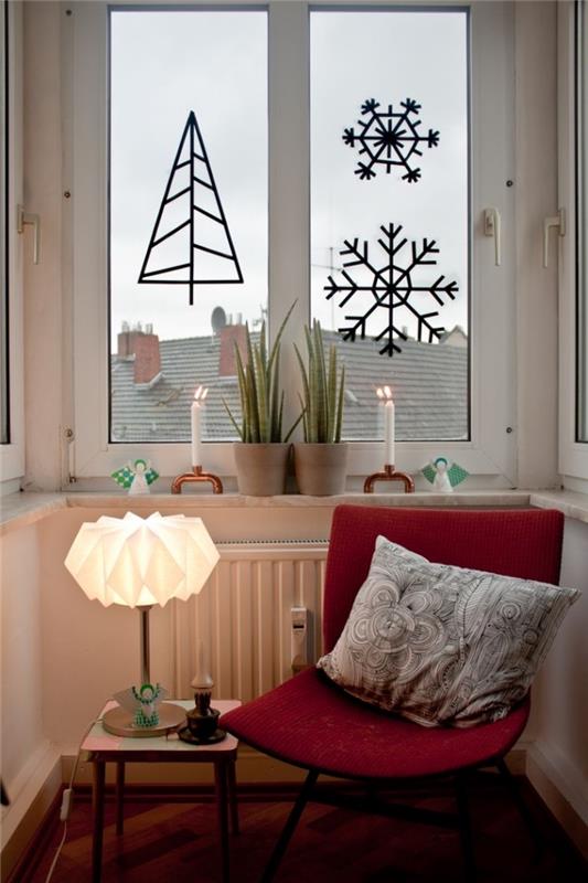 Pencerelerde siyah washi bant Noel dekorasyonu ile genç kızın yatak odasında okuma köşesi