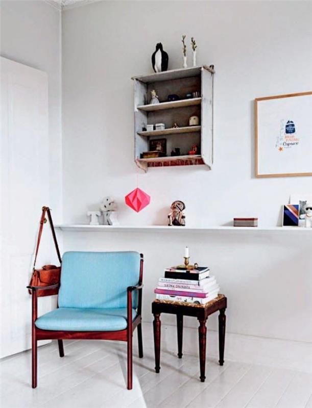 skandinavski stol-z-nebesno-modro-vzmetnico-skandinavsko pohištvo