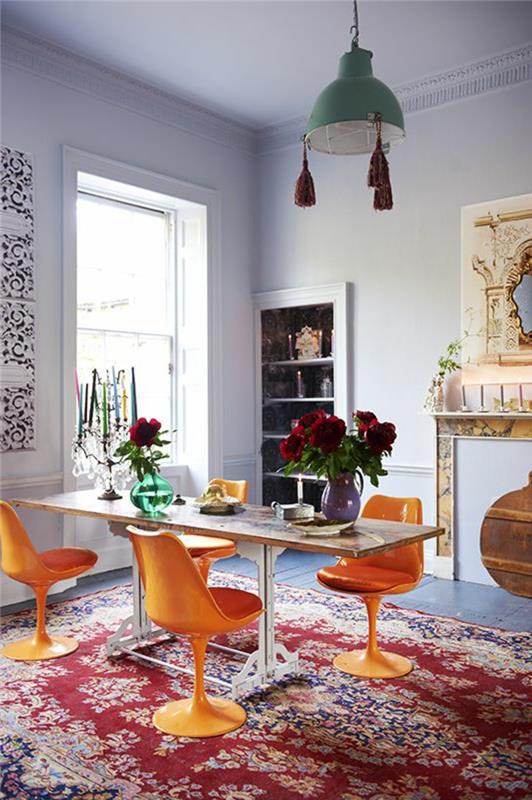 tulipanov stol-oranžni-stoli-in-orientalska preproga