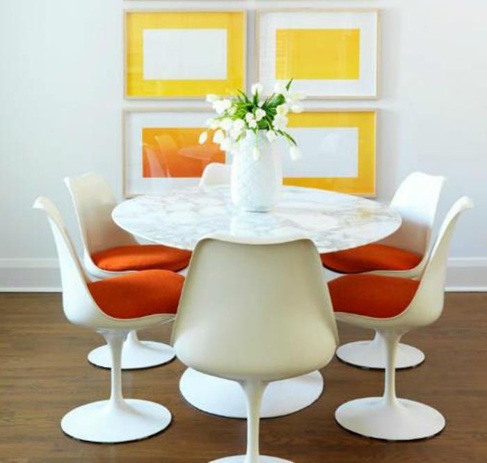 tulipanov stol-oranžna-sedežna blazina-abstraktne-stenske slike