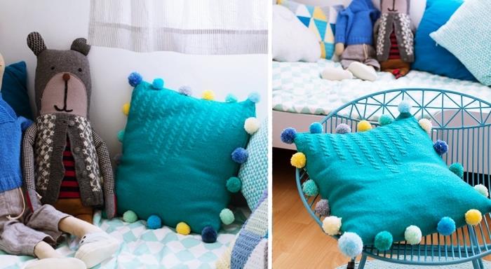 açık ve koyu mavi tonlarında mavi yatak örtüsü ve dekoratif yastıklar ile şık çocuk odası nasıl döşenir