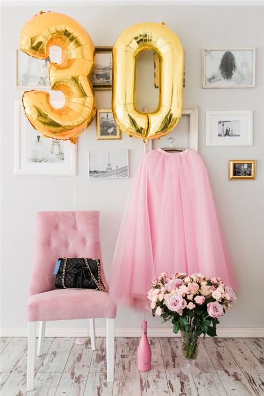 pigi gimtadienio dekoro idėja baltame kambaryje su pastelinės rožinės spalvos foteliu ir rožių puokšte