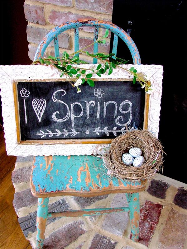 ideje za ustvarjalne hobije za pomlad, kotiček za počitek z lesenim stolom in tablo, narejeno sami, v skrilavcu s pomladnimi črkami