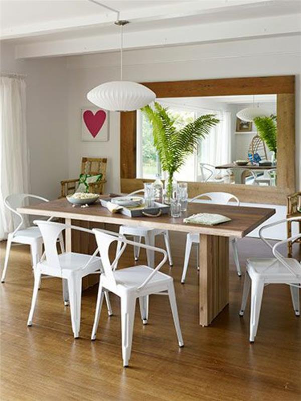 baltos užkandinės-kėdės ir medinis stalas