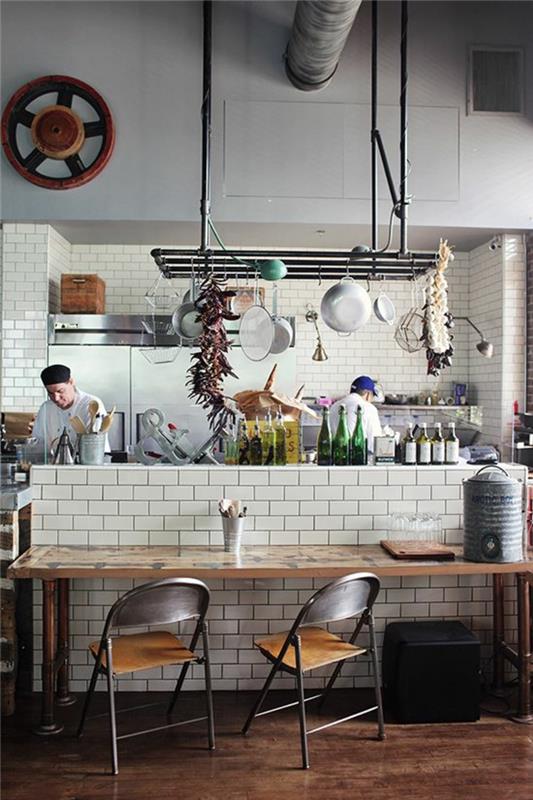 bistro-kėdės-mediena ir plienas