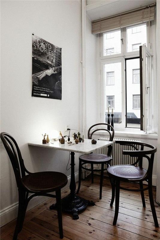 bistro-kėdės ir kabantis stalas