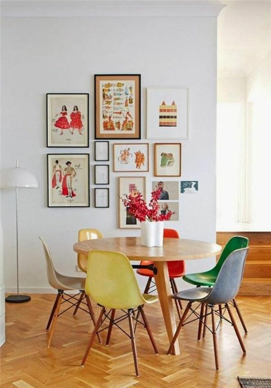 spalvingos-plastikinės-kėdės-siena-su paveikslais-menas-stalas-spalvingos-kėdės-virtuvė-kambarys