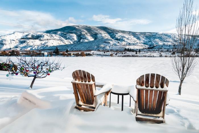 pc duvar kağıdı için kar manzarası indir, iki ahşap sandalyeli kış doğa fotoğrafı ve dağlara bakan