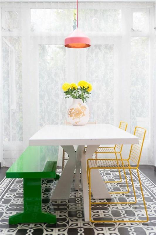 sarı-demir-sandalyeler-ahşap-tezgah-boyalı-yeşil-çiçek-için-yemek odası-masa-üstü