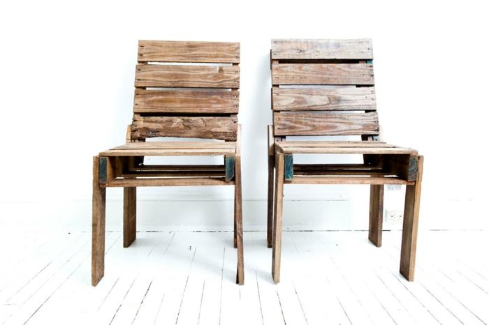 sodo baldai padėkle, dvi rudos medinės kėdės be porankių, lauko erdvių apželdinimas paprastais baldais, sodo idėjos priešais namą
