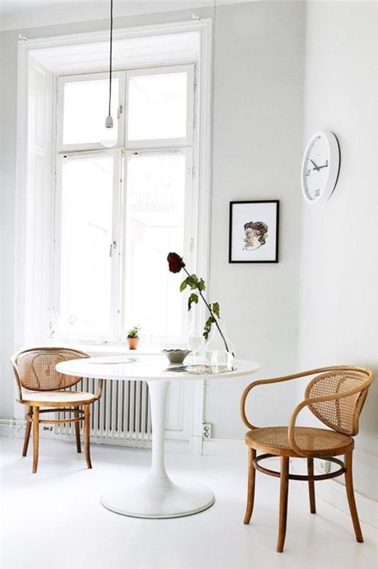 šviesaus medžio-rotango kėdės-baltos-tulpės-stalas-baltos-lino-grindų-valgomasis