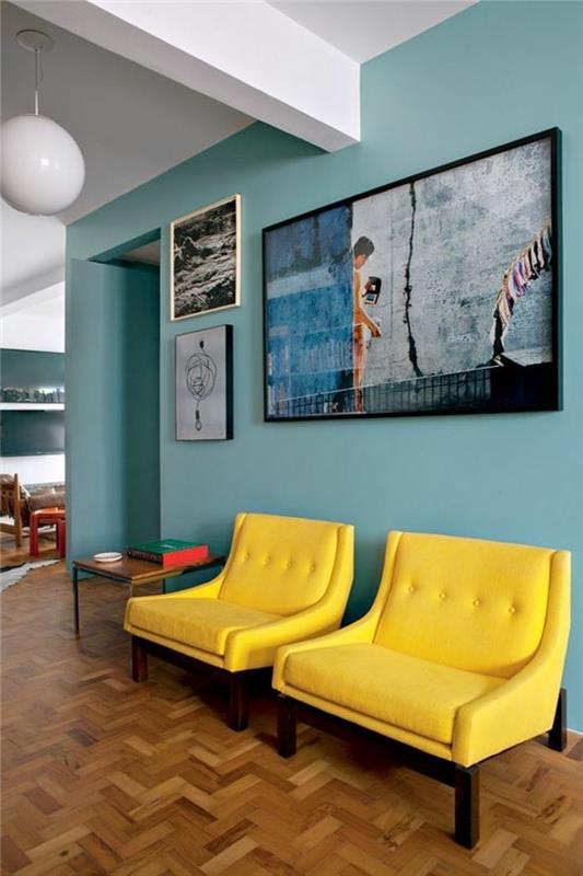 geltonos kėdės-prašmatnioje-gyvenamojoje patalpoje-parketas-mėlynos-sienos atitinka interjero spalvas