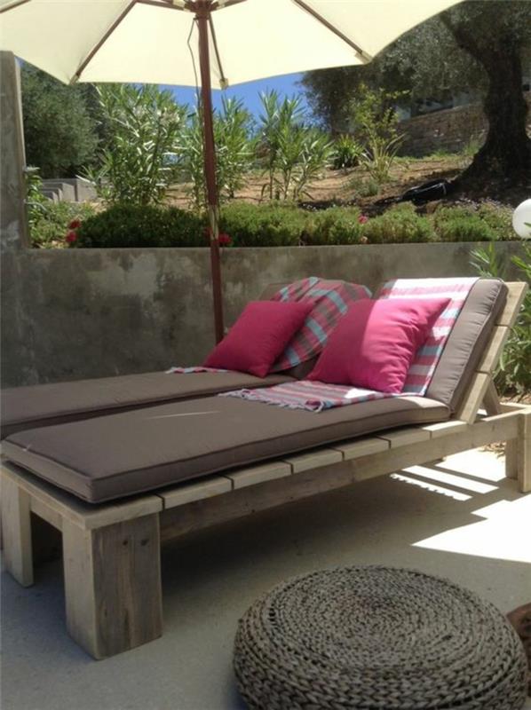 padėklų sodo baldai, rudi mediniai gultai su fuksijos pagalvėlėmis, dramblio kaulo skėtis, Maroko stiliaus išmatos, apvalios formos, austa pinta