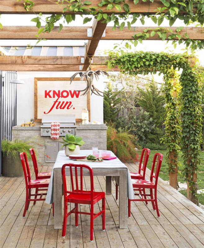 sukurti sodo virtuvę su lauko nerūdijančio plieno grotelėmis, sodo dekorą su raudonomis kėdėmis ir lentą su mediniu rėmu