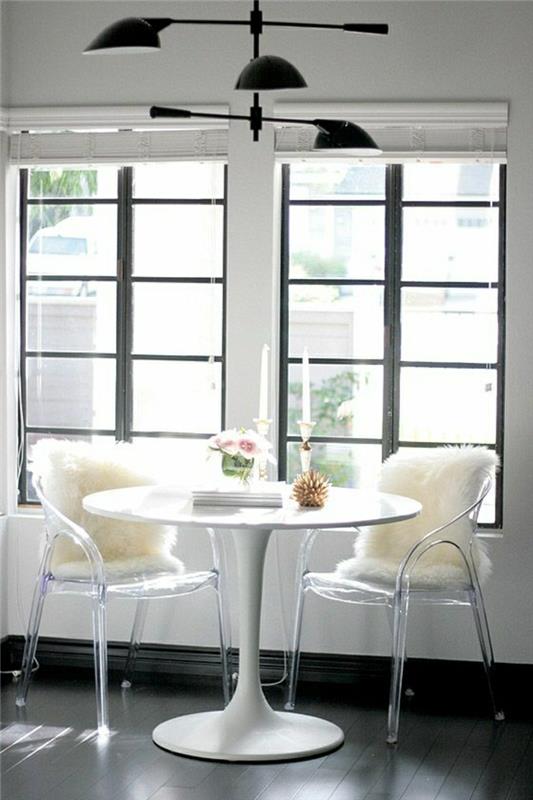 prozorni stoli-črno-parket-tla-veliko-okno-dnevna soba-veliko okno