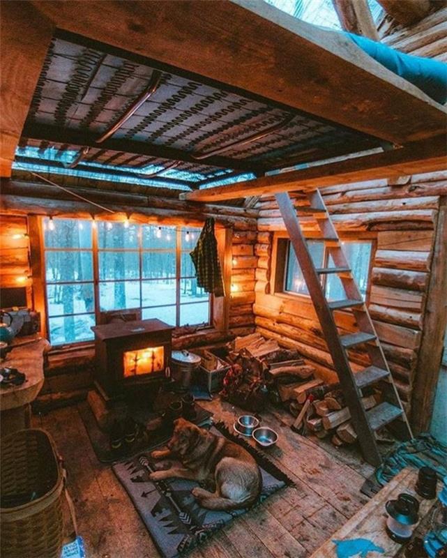 vasarnamis kalne, medinės kopėčios, lova po stogu