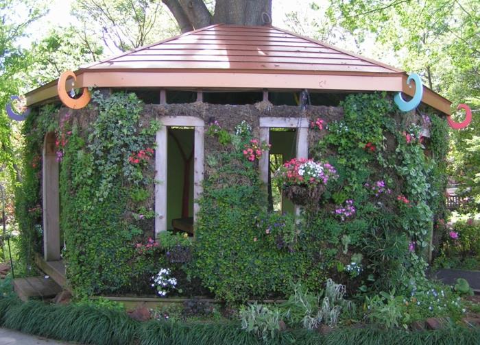 sodas-vasarnamis-gyvenamasis-žalias-gėlės-šešiakampis namas