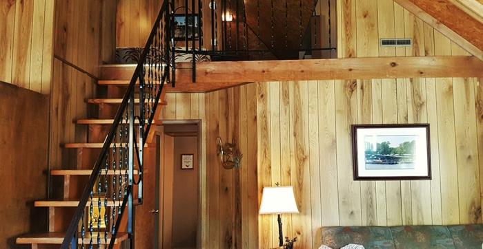 medinis palėpės namelis, palėpės laiptai su kaltinės geležies turėklais, jaukus ir šiltas interjeras,