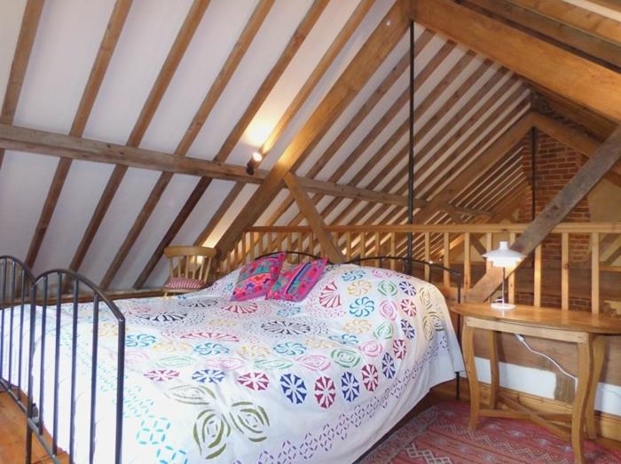 küçük asma katlı dağ evi, küçük boho tarzı yatak odası, çatı katı yatak odası