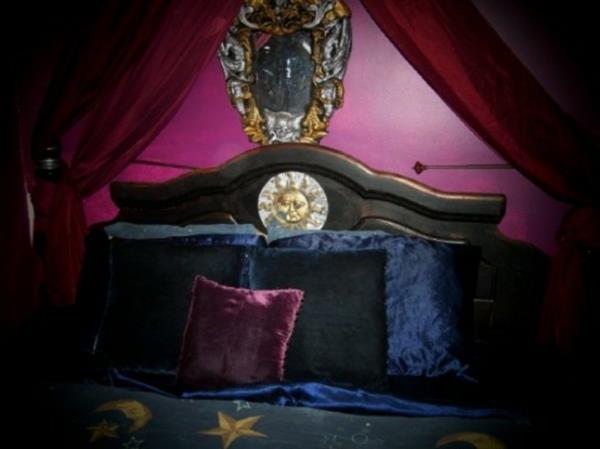 yetişkin-yatak odası-gotik-tarzı-versace-mavi-mor-altın