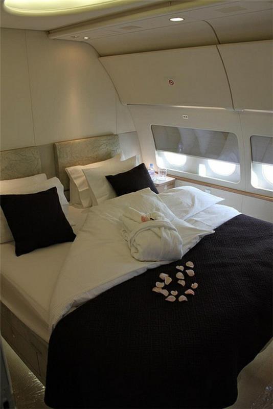 spalnica-zasebno-letalo-notranjost-luksuzno-jet-fly
