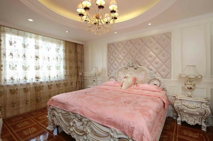 roza in bela feng shui spalnica, baročna stropna svetilka, vgradni reflektorji, beli strop, baročna postelja