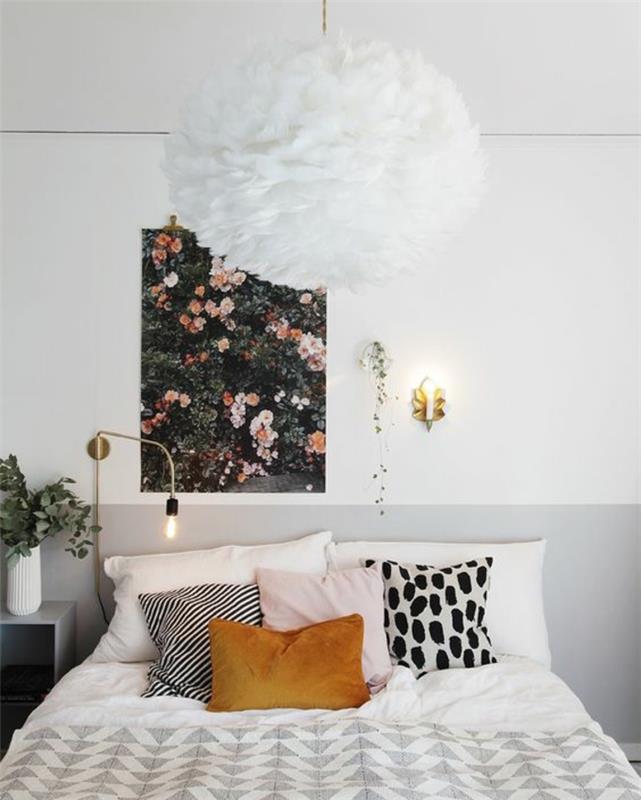 beyaz ve gri renklerde zarif bir yatak odası, iç tekstilde hardal rengi