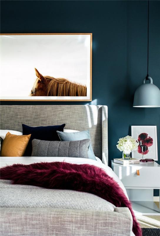 hardal sarısı hardal desenli, zarif ve modern bir atmosfere sahip ördek mavisi yatak odası