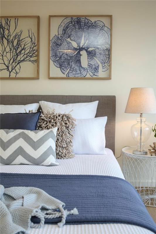 beyaz ve mavi duvar resimleri, rahat yetişkin yatak odası dekoru, abajur, dekoratif minderler