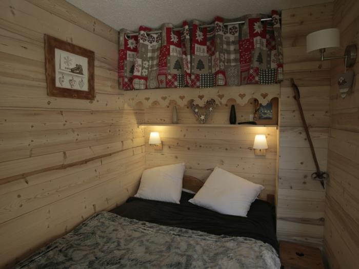 spalnica v slogu brunarica, prijetna postavitev spalnice, dve stenski luči, notranjost v kokonu