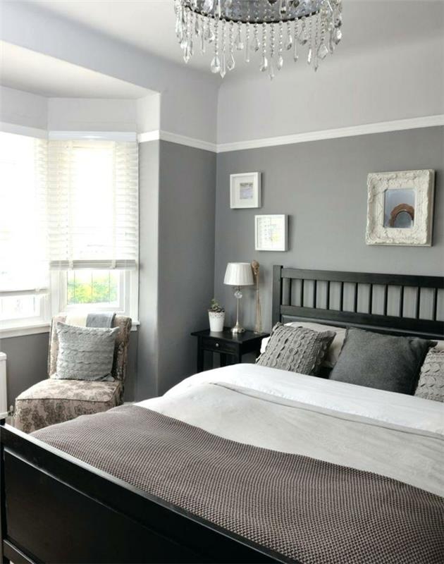 pilkos ir baltos spalvos miegamasis, dekoratyvinės pagalvėlės, lubų lempa su kutais, balti rėmai