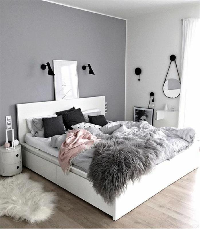 miegamasis pilkos ir pastelinės rožinės spalvos, apvalus veidrodis, juodos lempos, balta galvūgalis