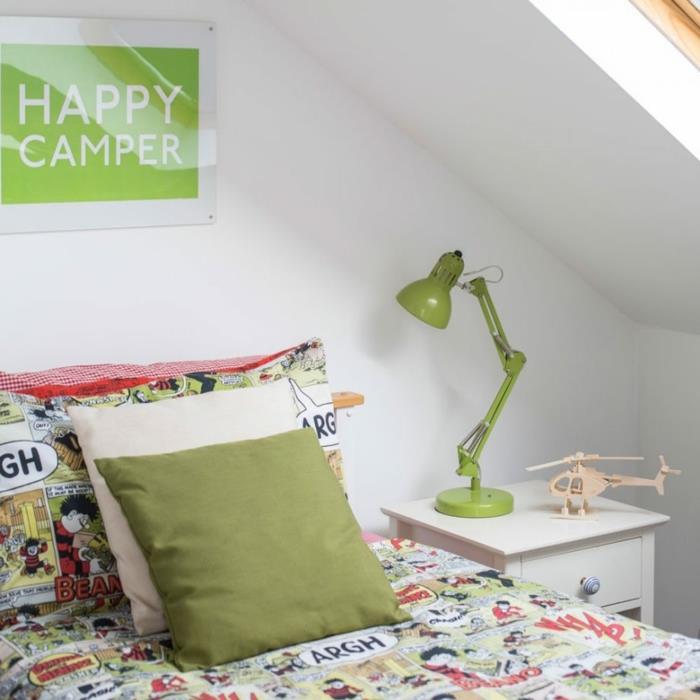 žalia lempa, pagalvėlės, modernus patalynės komplektas, žalia stalinė lempa, balta lova, berniuko miegamojo dekoravimo idėjos