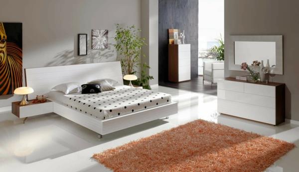 miegamasis ir originalus kilimas su balta lova ir originalus dekoravimas