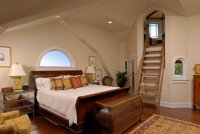 çatı katı düzeni, masif ahşap yatak, ahşap merdivenli küçük bir kulübe