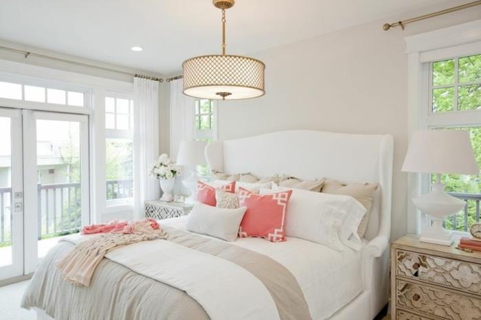 miegamasis-idealus-deko-pagrindinis-miegamasis-balta lova-interjeras-balta-patalynė-taupe spalvos