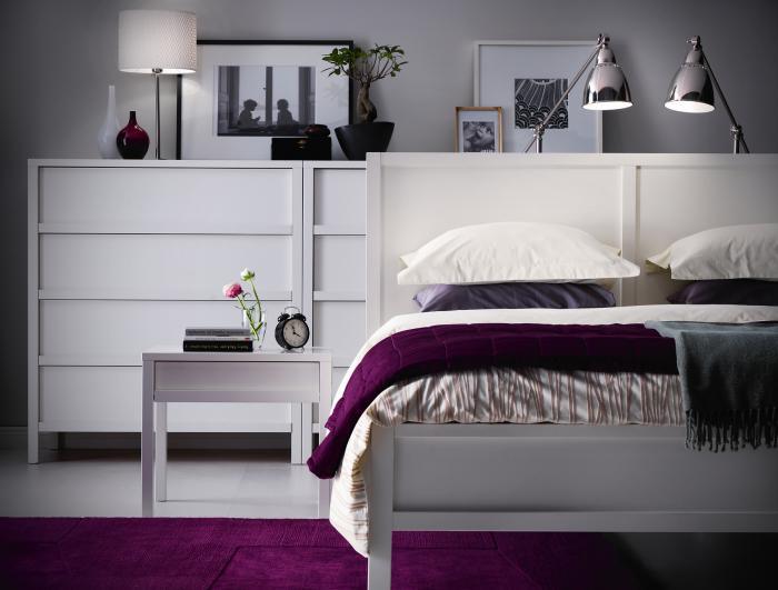 moderno-spalnica-v-belo-lila