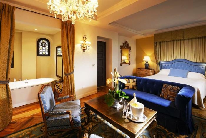 modern barok yatak odası, koyu ahşap masa, ahşap ve tekstil koltuk
