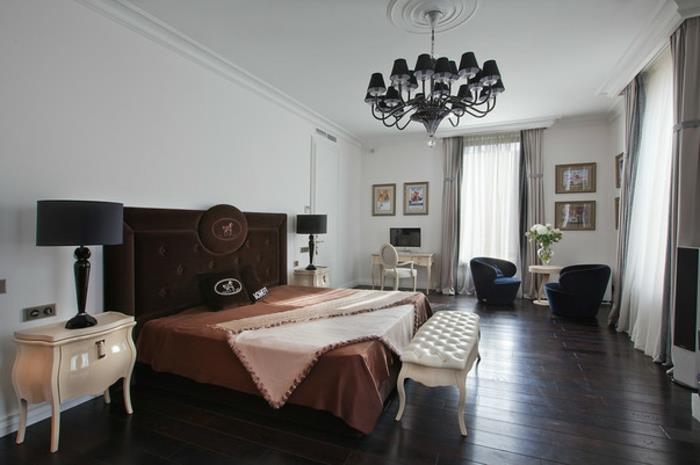 postelja wenge, predalnik krem ​​barve, črne nočne svetilke, baročna stropna svetilka, beli raztegljiv kavč, lesena tla wenge