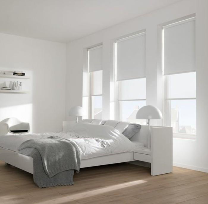 yatak odası-açık-ahşap-zemin-beyaz-duvarlar-pencere-kaplama-storlu-beyaz