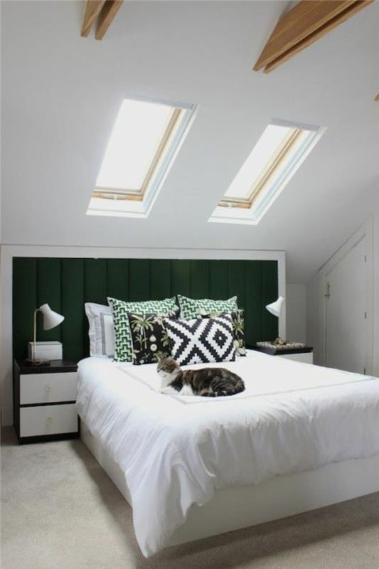 spalnica-pod-pobočjem-podstrešje-postavitev-posteljnina-belo-okno-na-mansardnem stropu